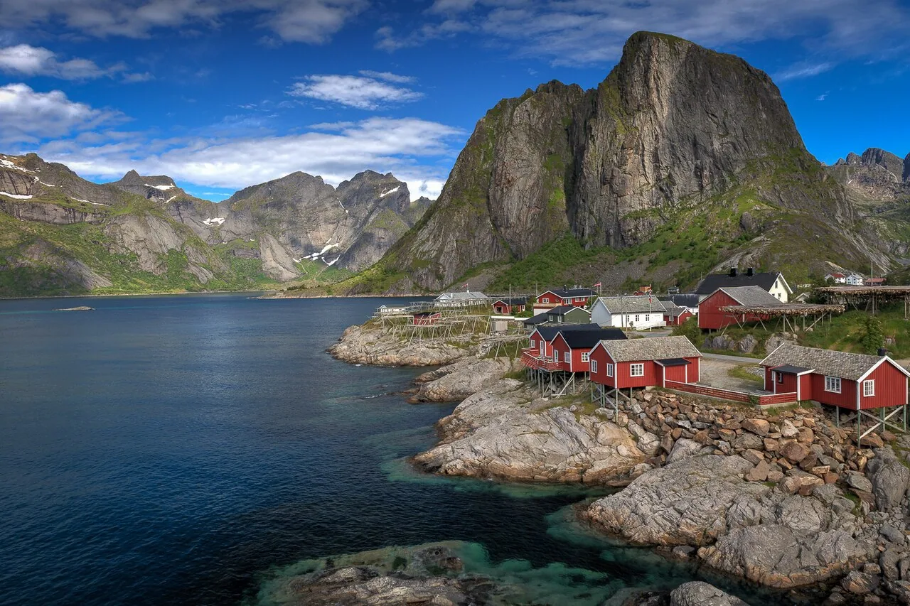 Hamnøy海湾边的红色渔屋与远处山峰