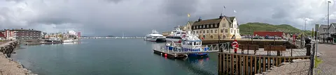 Harstad 港湾全景、泊船与码头建筑