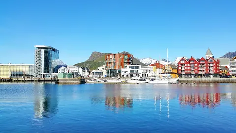 Svolvær 港湾、码头与彩色海滨建筑
