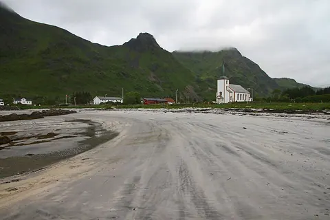 Valberg 海岸边的白色木教堂、沙滩与绿色山峰