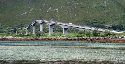 连接 Gimsøya 与 Austvågøya 的 Gimsøystraumen 跨海桥