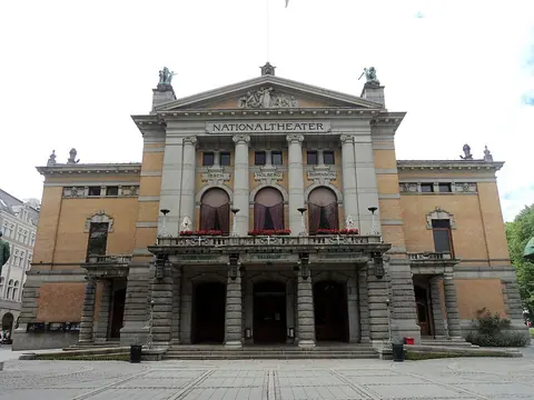 奥斯陆国家剧院：国家剧院正立面