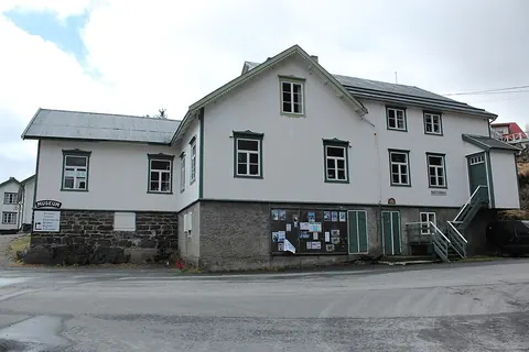 Norsk Fiskeværsmuseum 白色木屋售票与管理楼，墙边有 MUSEUM 与售票指示牌