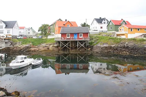 Henningsvær 海港的彩色木屋和倒影